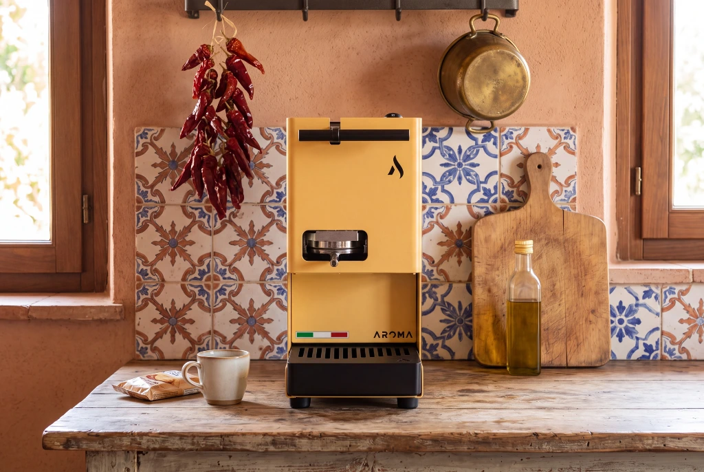 Aroma E.GO žuti aparat na stolu u kuhinji sa italijanskim stilom