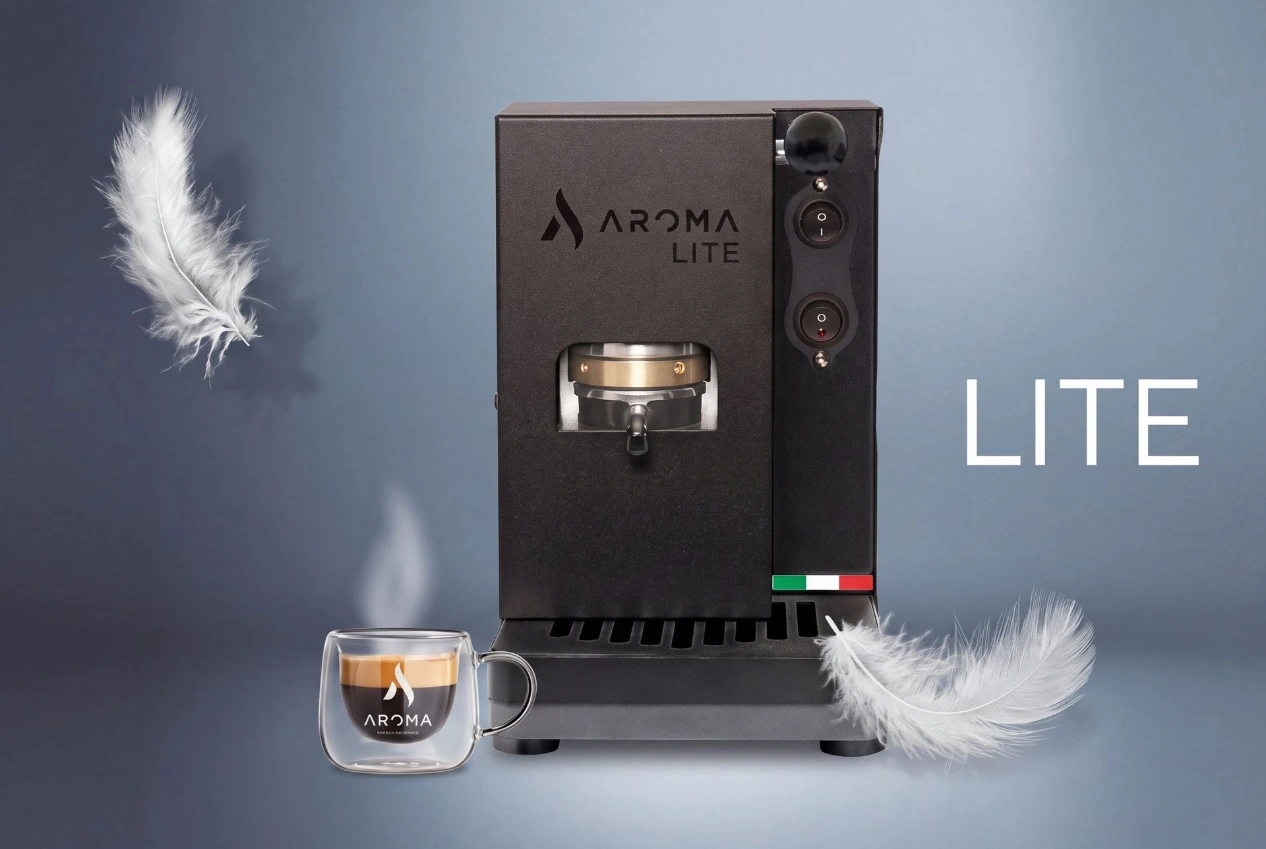Aroma PLUS Lite aparat sa šoljicom kafe pored njega