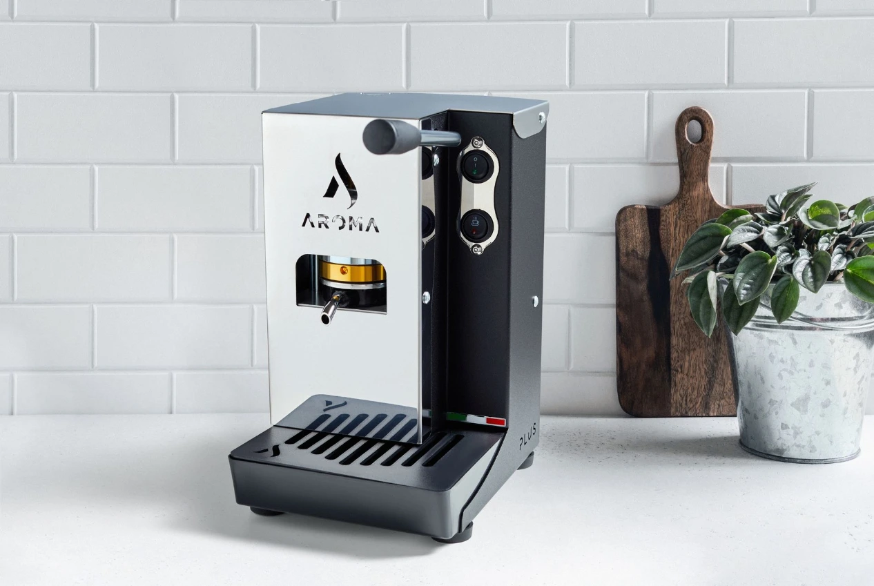 Aroma PLUS Basic, u crnoj boji, na kuhinjskom stolu