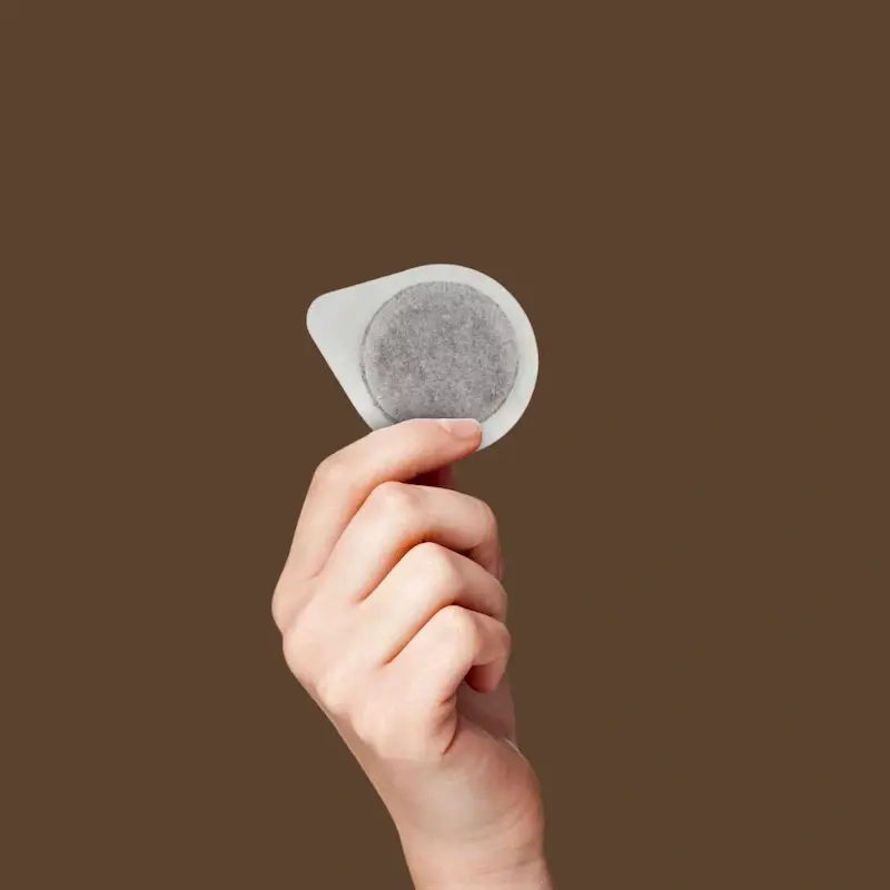 Ruka drži espresso pad