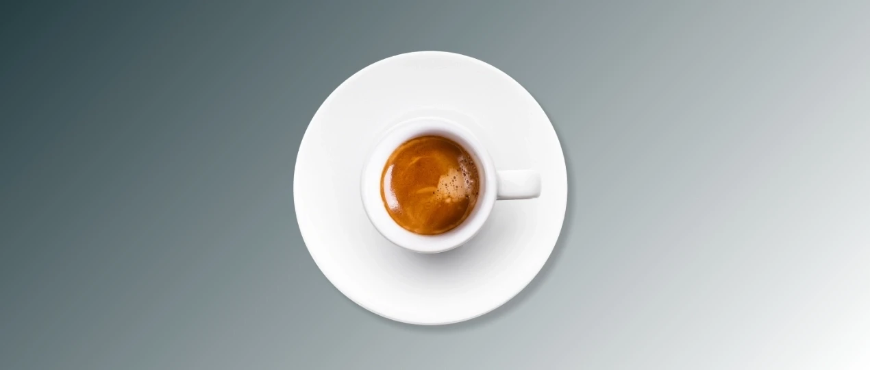 Šoljica espresso kafe slikana odozgo
