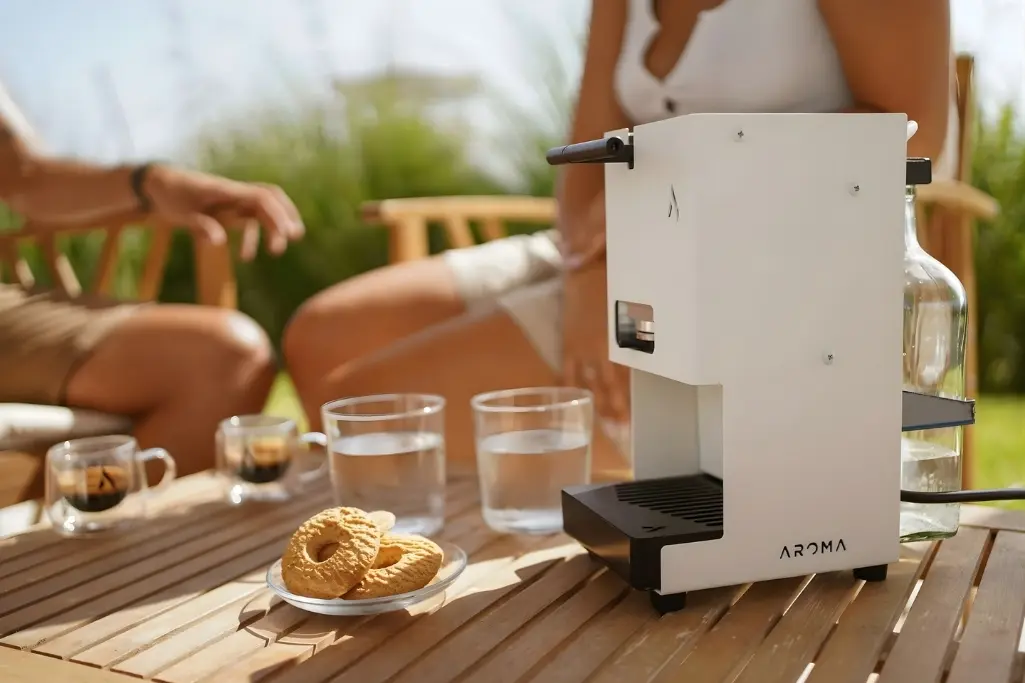 Aroma E.GO aparat, bijele boje, na stolu na plaži