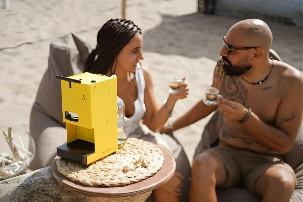 Aroma E.GO aparat, žute boje, na stolu na plaži