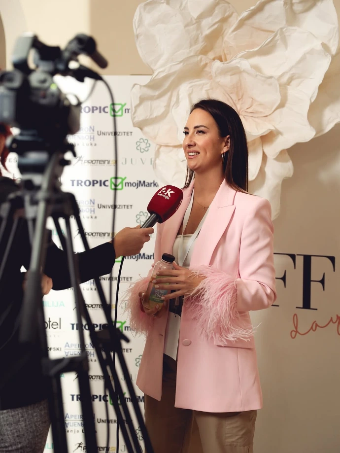 Ivana Divljan daje intervju za televiziju