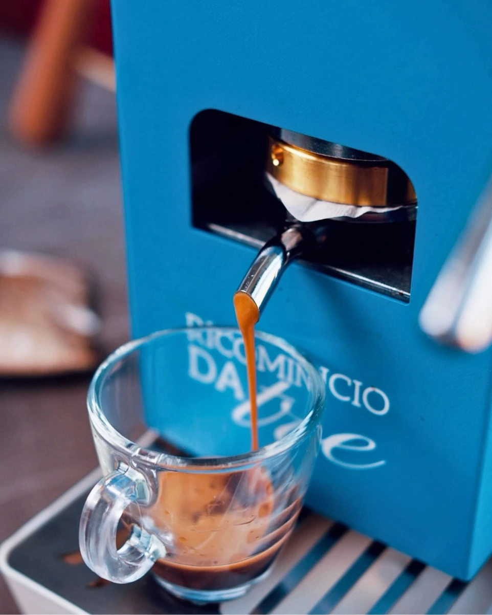 Ekstrakcija kafe iz Aroma Plus Italy aparata